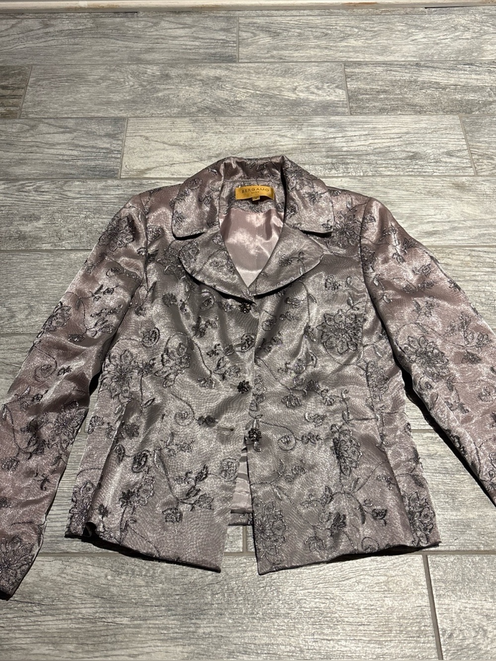 BERGAMO by EBI Women's Floral Jacquard Blazer Jacket in Mauve/Silver. Size 6